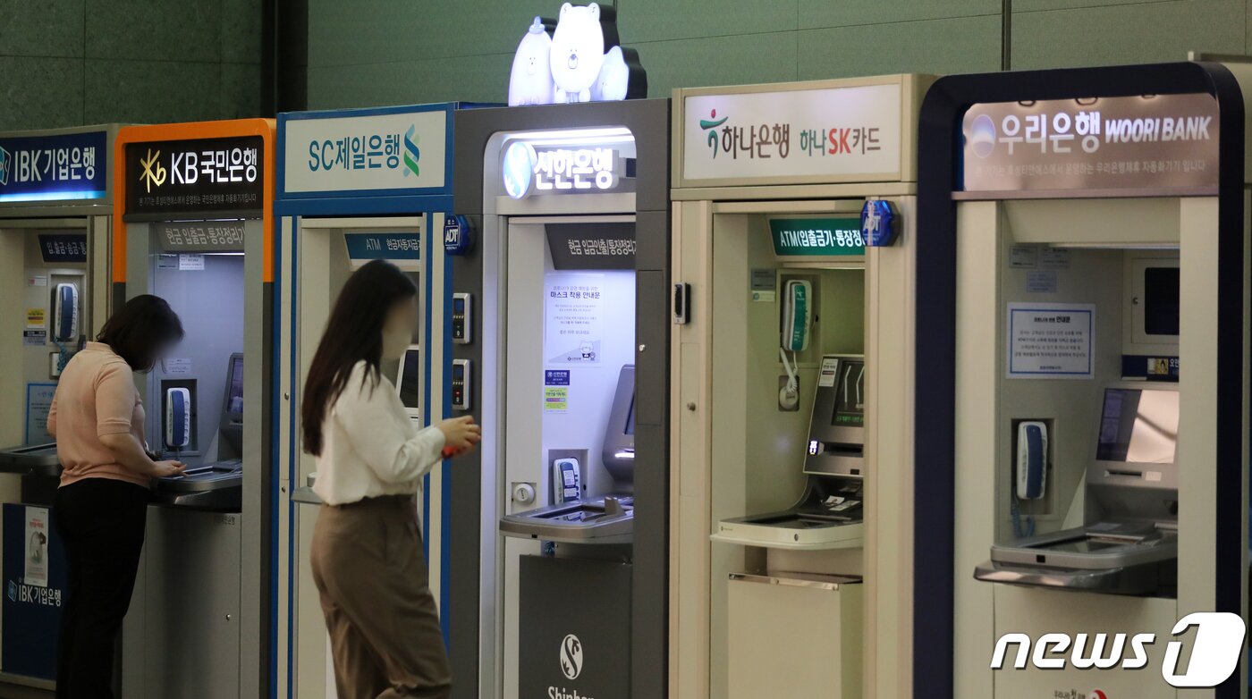 본문 이미지 - 지난해 7월까지 0.5%를 유지했던 국내 기준금리가 △8월 0.75% △11월 1.0% △2022년 1월 1.25% △4월 1.50% △5월 1.75%까지 꾸준히 오른데 이어 오는 13일 한국은행이 기준금리를 또다시 인상할 것으로 보인다. 이에 따라 중소기업들의 이자부담 및 원금상환 부담은 더욱 가중될 전망이다.ⓒ News1 