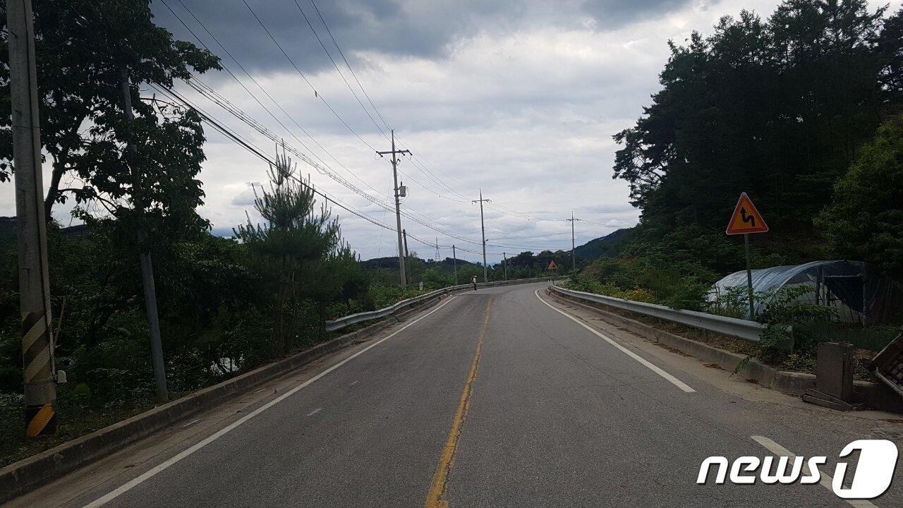 본문 이미지 - 충주시 엄정면 사고 현장 도로.(충주경찰서 제공)2022.6.7/ⓒ 뉴스1