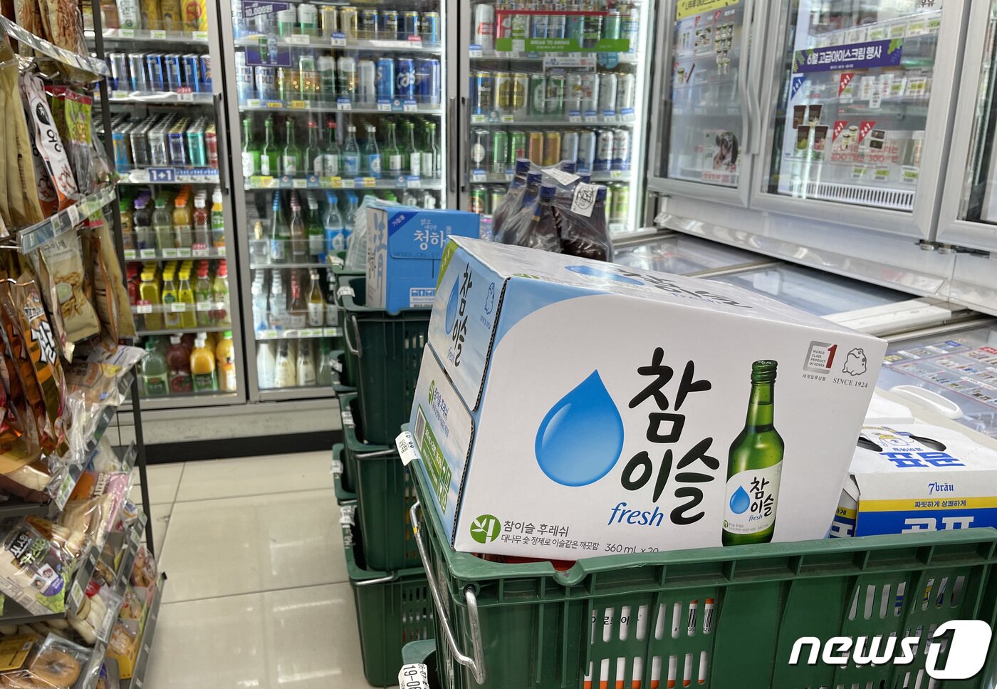 본문 이미지 - 7일 오후 서울의 한 세븐일레븐 편의점에 하이트진로의 소주 '참이슬' 등 발주된 주류들이 쌓여 있다.  2022.6.7/뉴스1 ⓒ News1 박지혜 기자