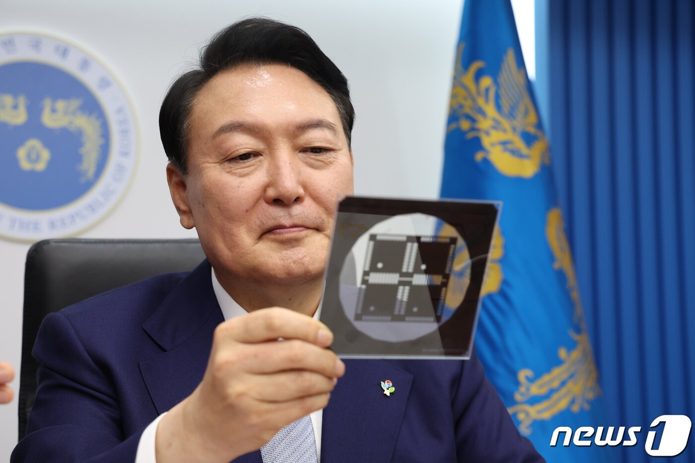 본문 이미지 - 윤석열 대통령이 용산 대통령실 청사 영상회의실에서 열린 국무회의에서 반도체 포토마스크를 보고 있다. (대통령실 제공) 2022.6.7/뉴스1 ⓒ News1 오대일 기자