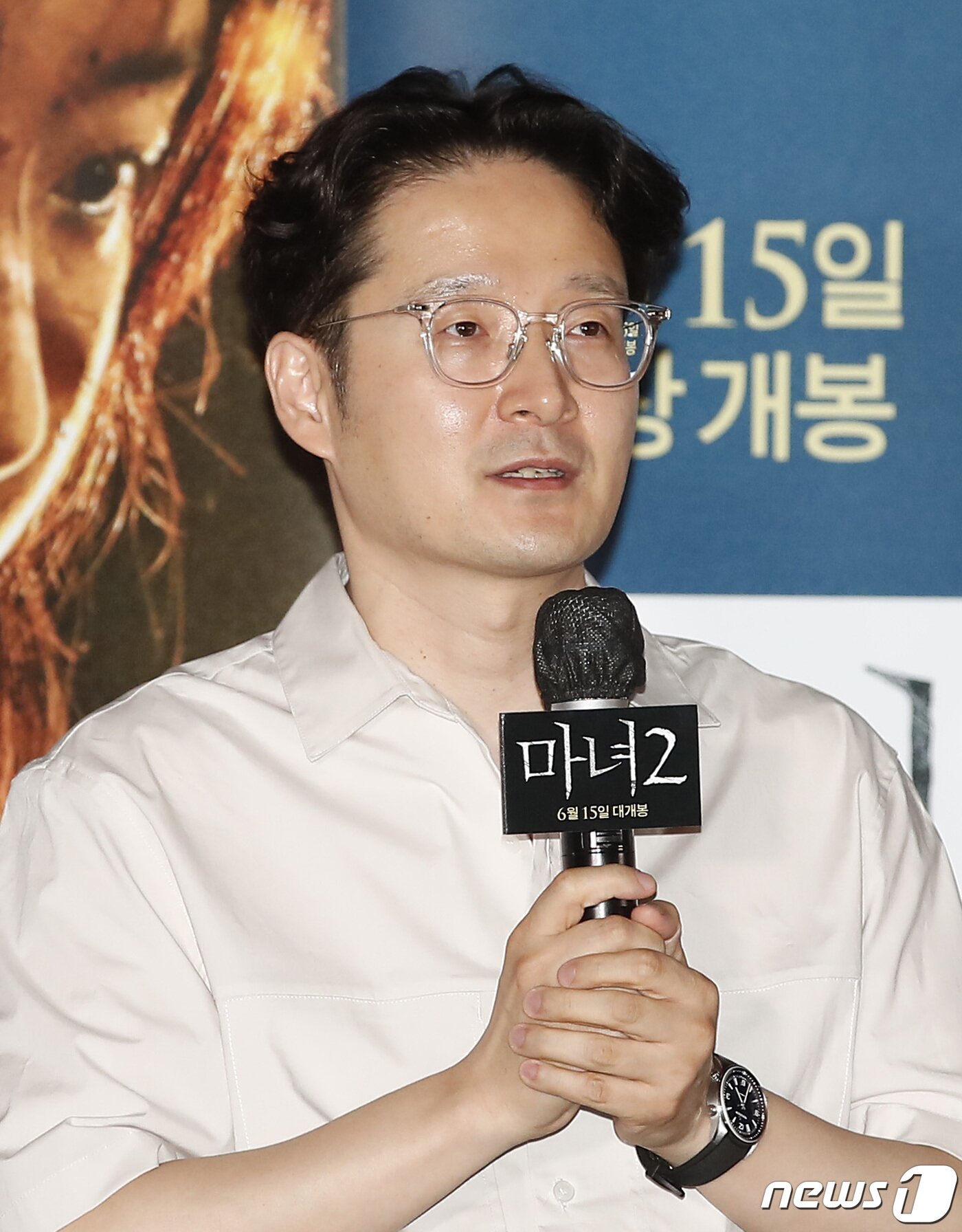 본문 이미지 - 박훈정 감독이 7일 서울 용산 cgv에서 열린 영화 '마녀 Part2. The Other One'(마녀2) 언론 시사회 및 기자간담회에서 인사말을 하고 있다. ‘마녀2’(감독 박훈정)는 초토화된 비밀연구소에서 홀로 살아남아 세상 밖으로 나오게 된 소녀 앞에 각기 다른 목적으로 그를 쫓는 세력들이 모여들면서 벌어지는 일을 그린 액션 영화이다. 2022.6.7/뉴스1 ⓒ News1 권현진 기자