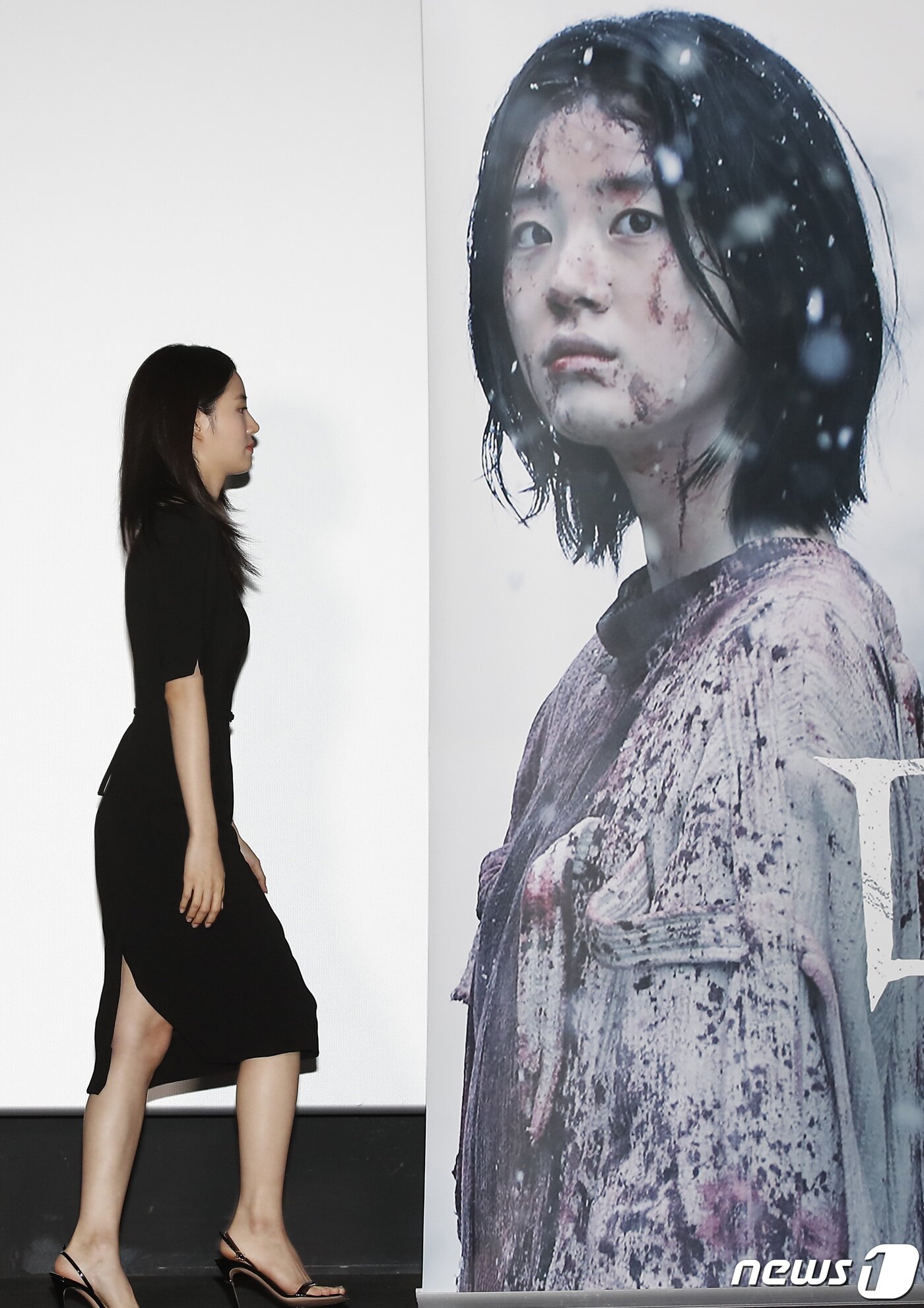 본문 이미지 - 배우 신시아가 7일 서울 용산 cgv에서 열린 영화 '마녀 Part2. The Other One'(마녀2) 언론 시사회 및 기자간담회에 참석하고 있다. ‘마녀2’(감독 박훈정)는 초토화된 비밀연구소에서 홀로 살아남아 세상 밖으로 나오게 된 소녀 앞에 각기 다른 목적으로 그를 쫓는 세력들이 모여들면서 벌어지는 일을 그린 액션 영화이다. 2022.6.7/뉴스1 ⓒ News1 권현진 기자