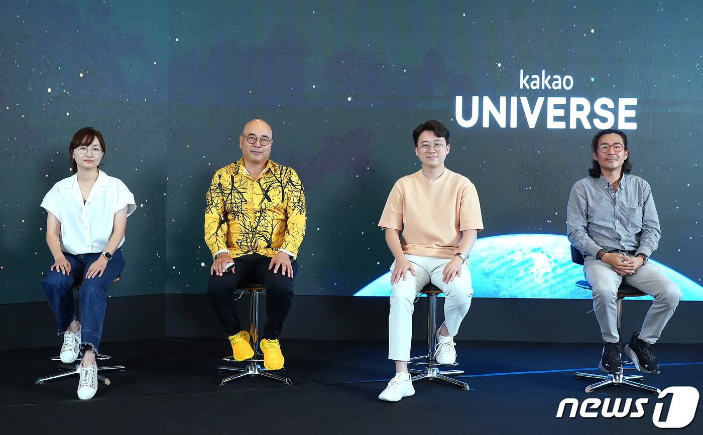 본문 이미지 - 7일 '카카오 메타버스' 온라인 기자간담회에서 발표하는 카카오 관계자들. (왼쪽부터) 권미진 카카오 링크부문장, 남궁훈 카카오 대표, 김일두 카카오브레인 대표, 정욱 넵튠 대표(카카오 제공) ⓒ News1 이정후 기자