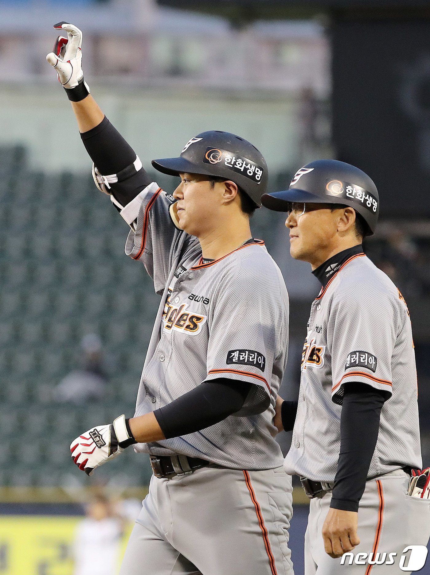 본문 이미지 - 7일 오후 서울 송파구 잠실야구장에서 열린 프로야구 '2022 신한은행 SOL KBO리그' 한화 이글스와 두산 베어스의 경기에서 한화 권광민이 4회초 2사 1,3루 상황에서 1타점 안타를 친 후 1루베이스에서 환호하고 있다. 2022.6.7/뉴스1 ⓒ News1 박세연 기자