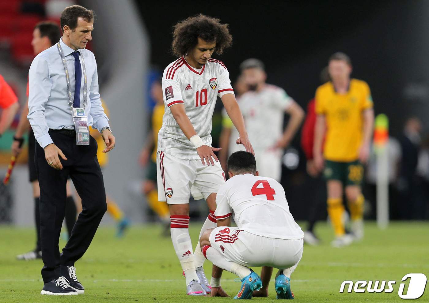 본문 이미지 - 월드컵 본선행이 좌절된 UAE 선수들 ⓒ AFP=뉴스1