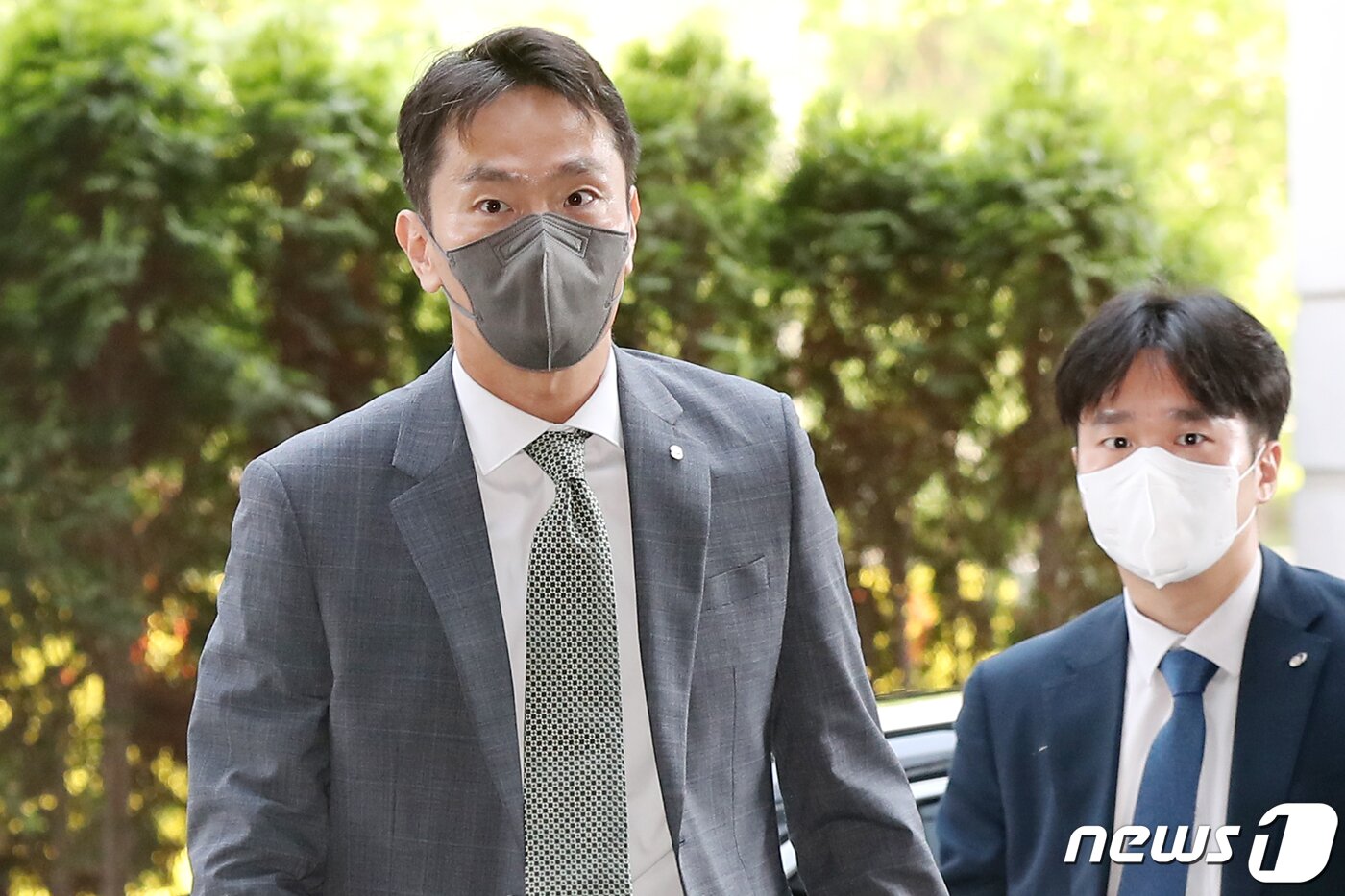 본문 이미지 - 지난 2022년 6월 이복현 금융감독원장이 서울 영등포구 여의도 금감원으로 첫 출근하고 있다. 2022.6.8/뉴스1 ⓒ News1 민경석 기자