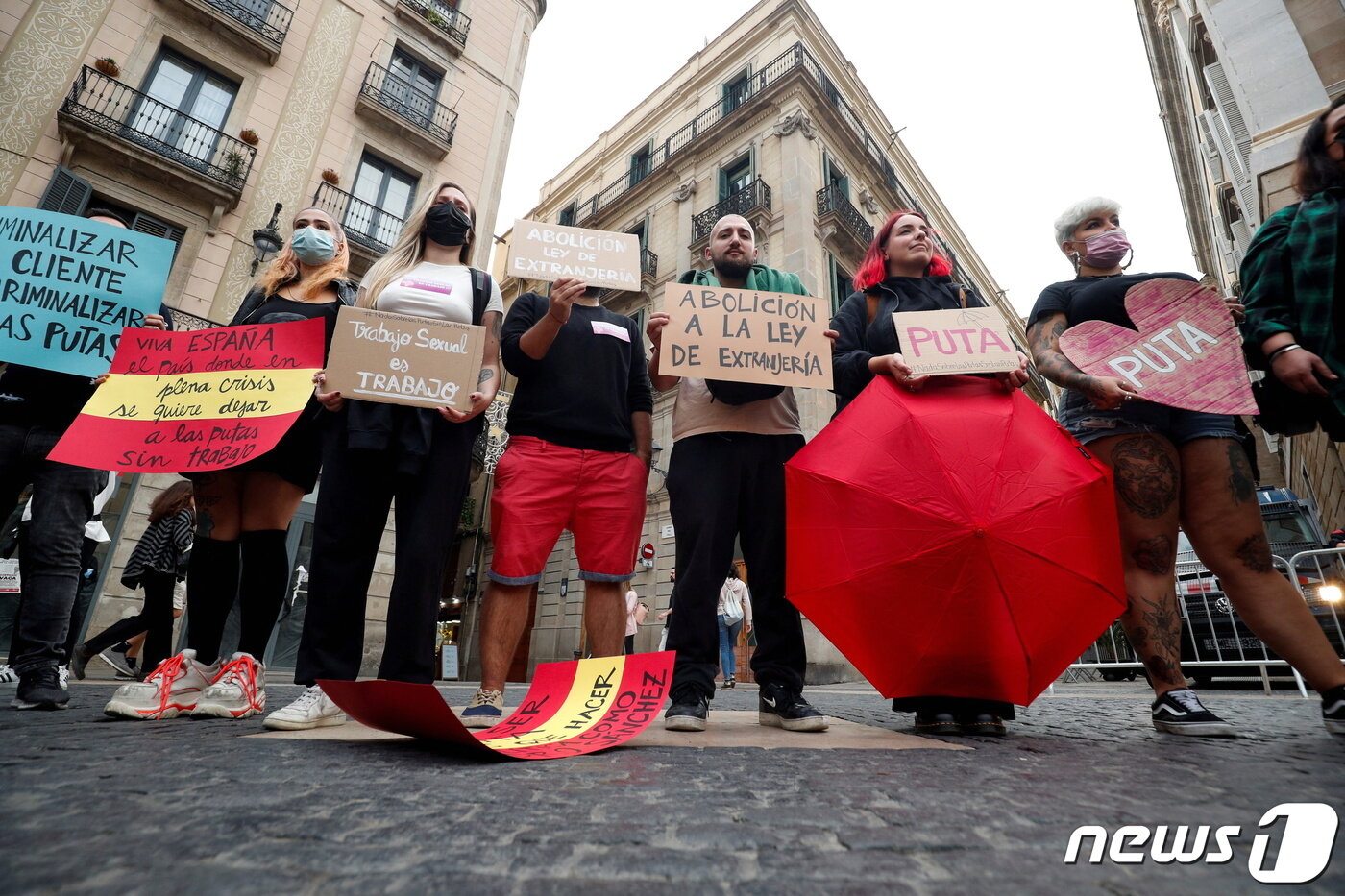 본문 이미지 - 21일(현지시간) 스페인 바르셀로나 산트 하우메 광장에서 성매매 금지 법안에 반대하는 시민들의 모습. 2021.10.21/뉴스1 ⓒ 로이터=뉴스1 ⓒ News1 김민수 기자
