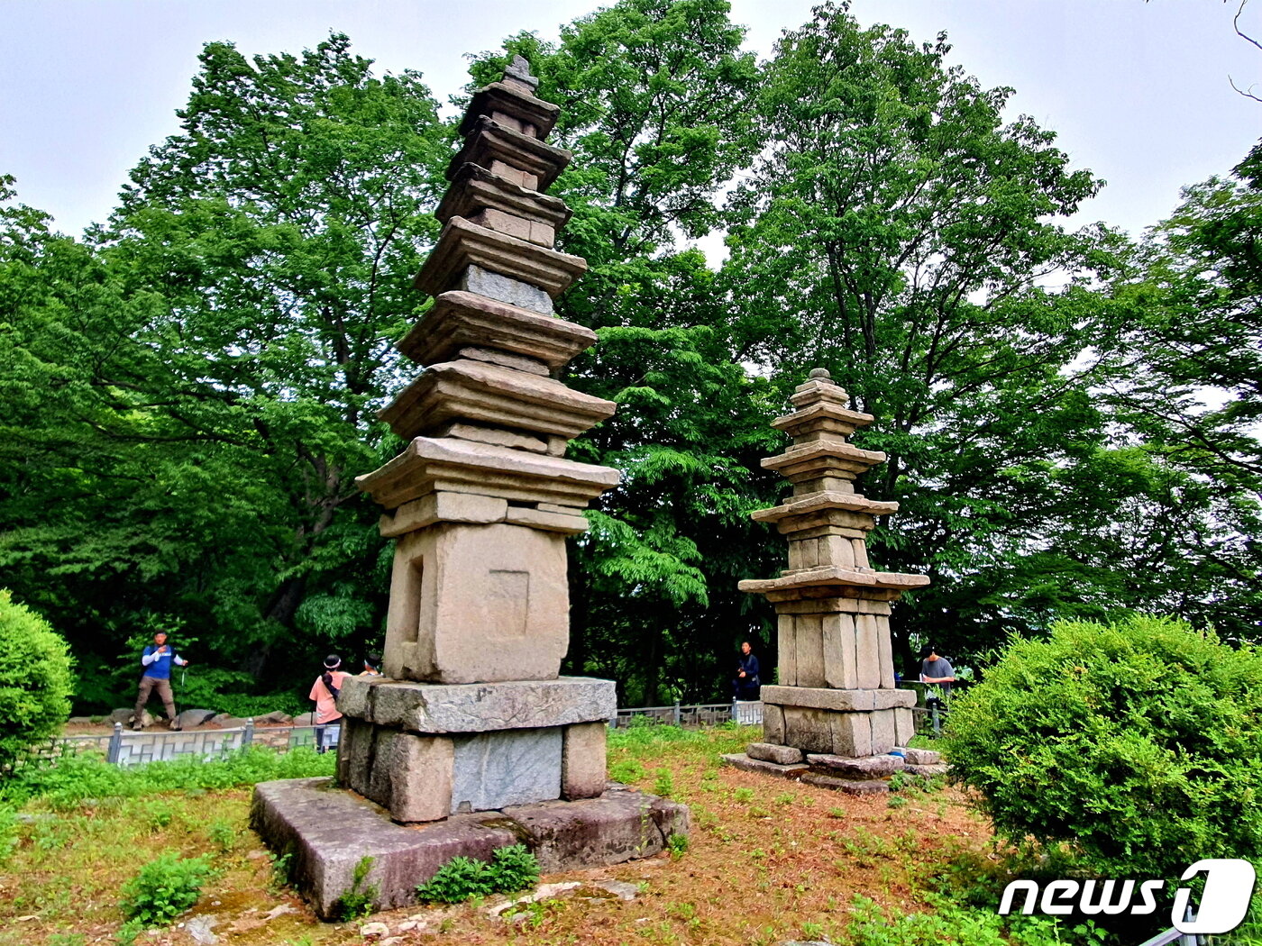 본문 이미지 - 남매탑. 전설은 신라시대, 석탑은 고려시대의 것이다 ⓒ 뉴스1