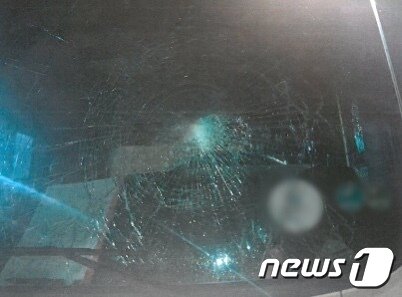 본문 이미지 - 경남 거제시 삼성중공업 후문에서 화물연대 파업에 참여하는 노조원 1명이 집회와 상관없는 차량을 파손한 모습,&#40;경남경찰청 제공&#41;2022.6.8.ⓒ 뉴스1