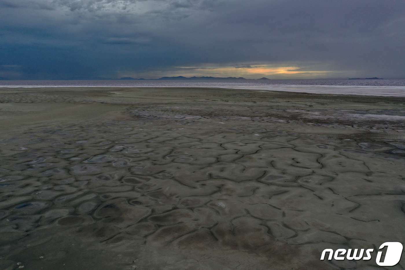 본문 이미지 - 지난해 8월1일(현지시간) 미국 유타주(州)의 그레이트솔트레이크호가 메말라 갈라진 바닥을 드러내고 있다. ⓒ AFP=뉴스1 ⓒ News1 김예슬 기자