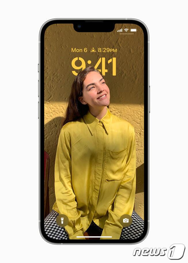 본문 이미지 - 아이폰 새 운영체제(OS)인 iOS16, 잠금화면 편집기능 지원 (애플 제공)ⓒ 뉴스1