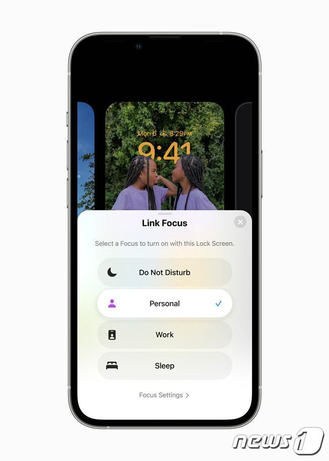 본문 이미지 - 아이폰 새 운영체제(OS)인 iOS16, 잠금화면 편집기능 지원 (애플 제공)ⓒ 뉴스1