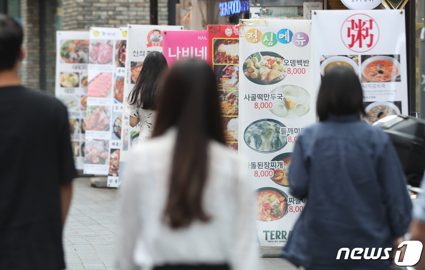 본문 이미지 - ‘냉방완비’로 손님들을 맞아야 하는 음식점, 카페 등 자영업자들에게도 그야말로 ‘여름은 잔인한 계절’이다.ⓒ News1 