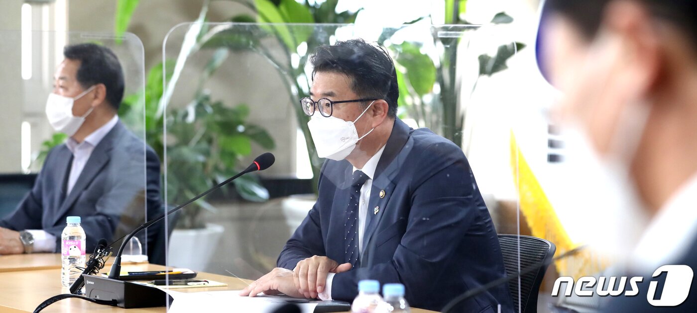 본문 이미지 - 장상윤 교육부 차관이 8일 오후 정부세종청사에서 열린 교육 재정 개편을 위한 전문가 토론회에서 모두 발언을 하고 있다. 2022.6.8/뉴스1 ⓒ News1 김기남 기자