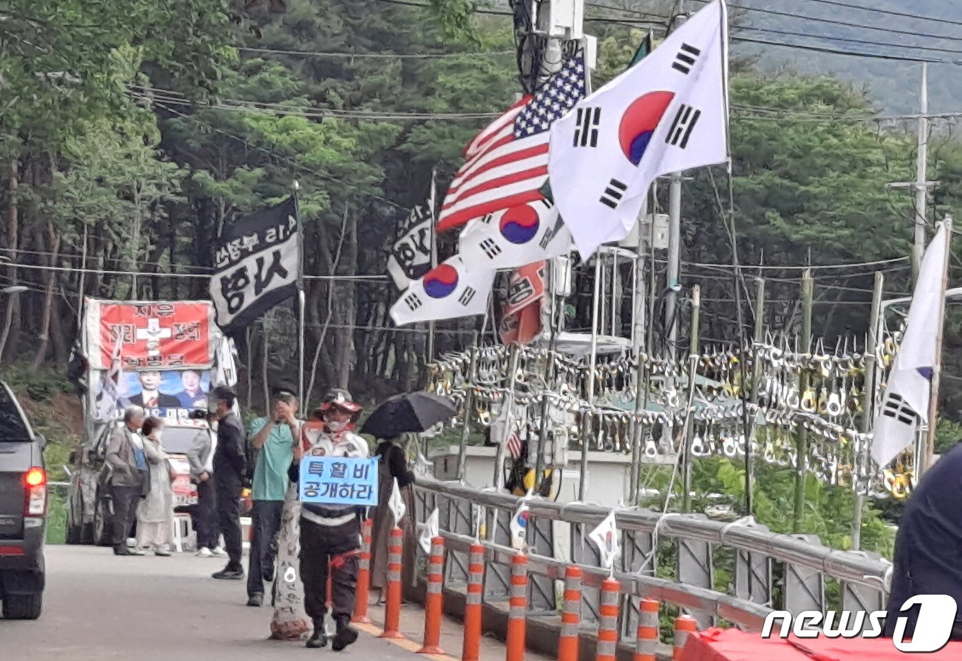 본문 이미지 - 8일 경남 양산 하북면 평산마을 문재인 전 대통령 사저 인근 도로에서 한 보수단체 회원이 집회를 하고 있다. 2020.6.8/뉴스1 ⓒ News1 김명규 기자