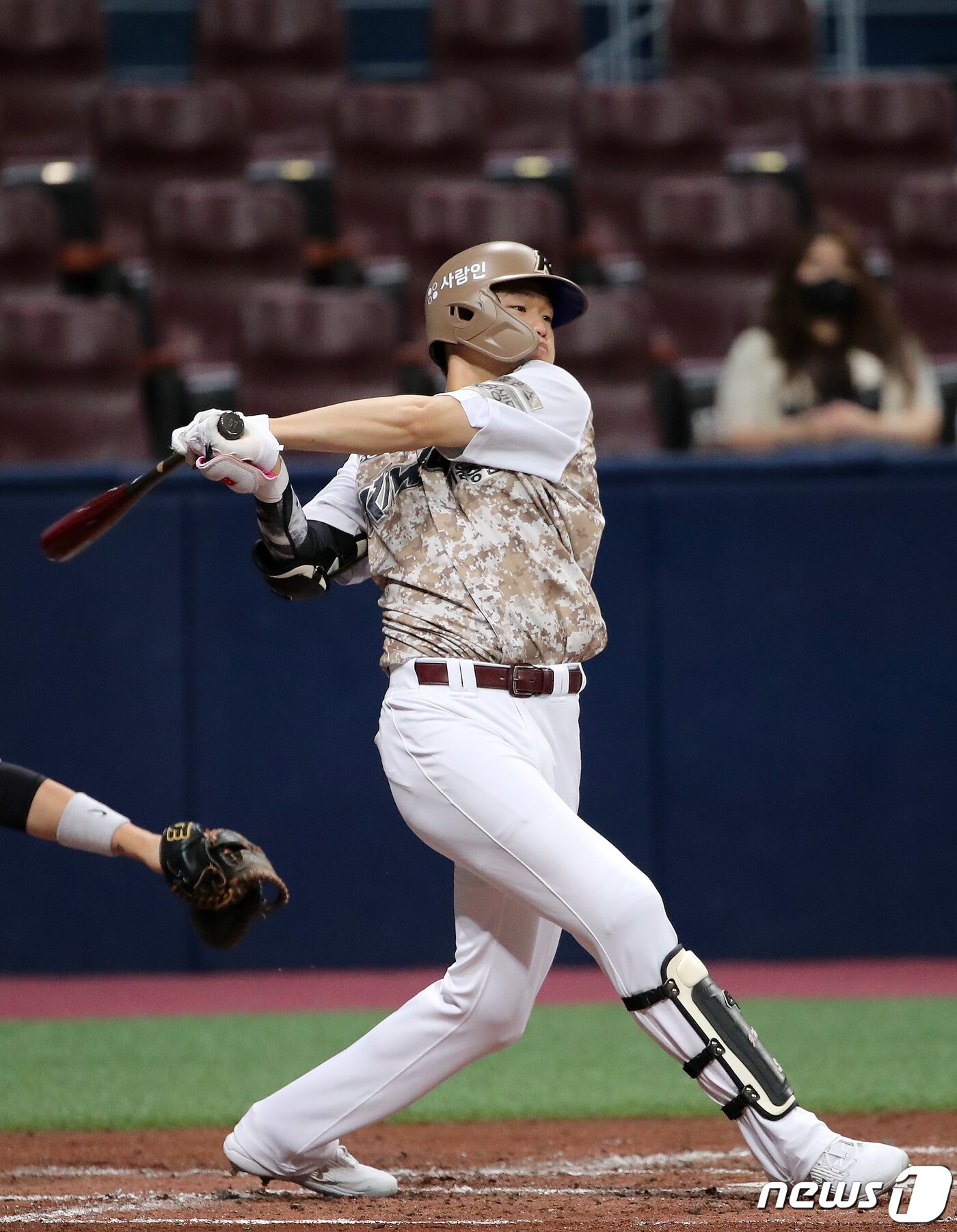 본문 이미지 - 8일 서울 구로구 고척스카이돔에서 열린 프로야구 &#39;2022 신한은행 SOL KBO리그&#39; kt위즈와 키움 히어로즈의 경기, 키움 박주홍이 2회말 2사 만루에서 2타점 적시타를 치고 있다. 2022.6.8/뉴스1 ⓒ News1 김진환 기자