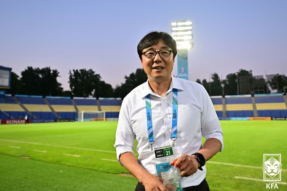 U-23 대표팀 황선홍 감독이 8일&#40;이하 한국시간&#41; 우즈베키스탄 타슈켄트의 파흐타코르 스타디움에서 열린 태국과의 2022 U-23 아시아축구연맹&#40;AFC&#41; 아시안컵 C조 조별리그 3차전을 마치고 환하게 웃고 있다. &#40;대한축구협회 제공&#41; 2022.6.8/뉴스1