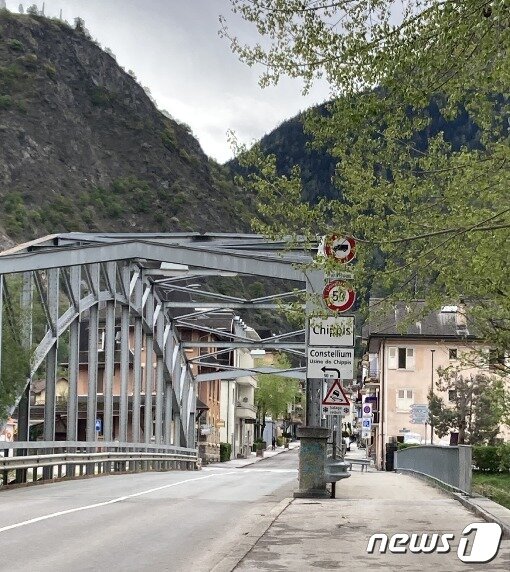 본문 이미지 - 치피스 마을로 들어가는 다리, 아래는 론강이 흐른다. ⓒ 신정숙