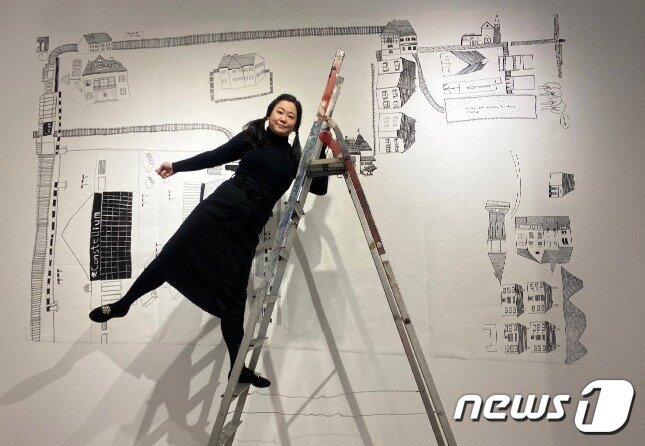 본문 이미지 - 전시를 준비중인 트레이시. ⓒ 트레이시 임&#40;임은지&#41;