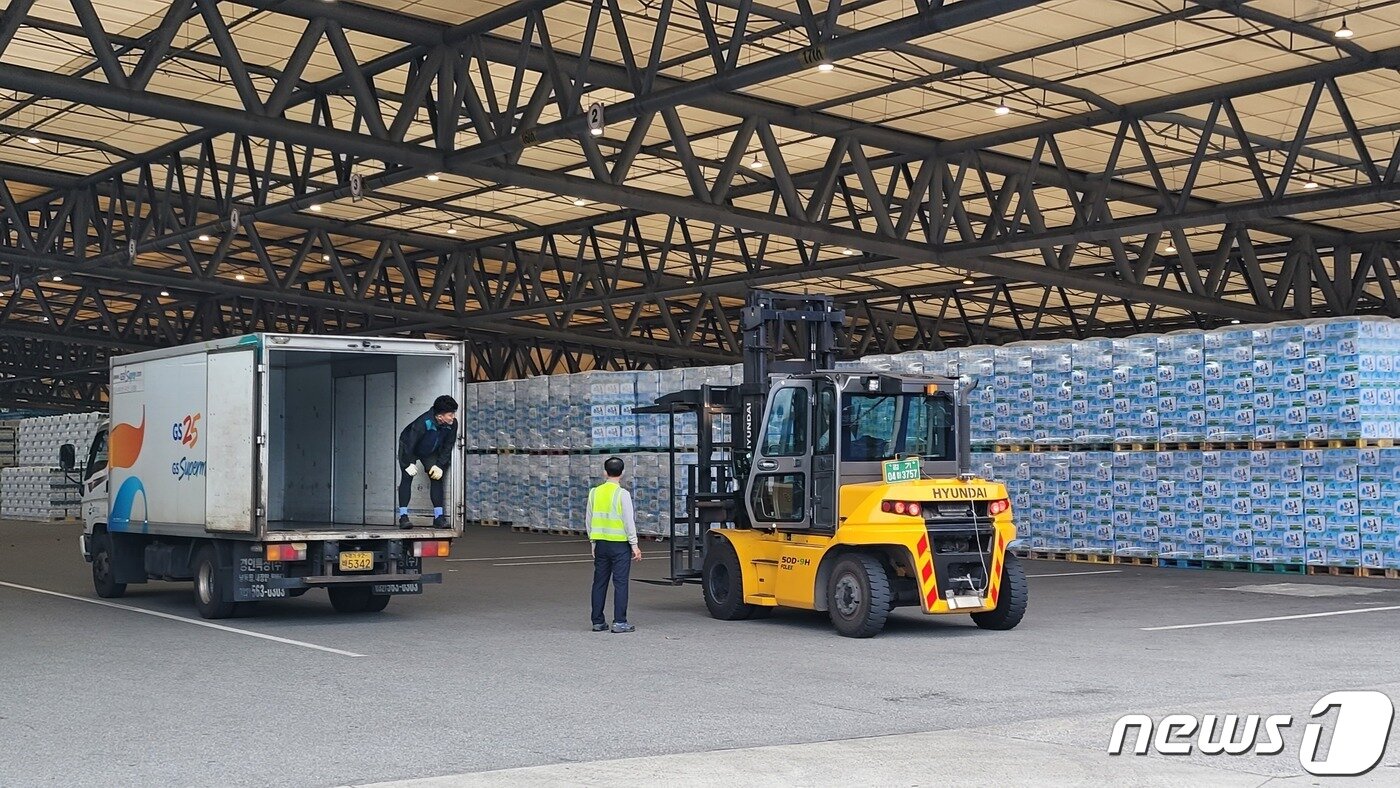 본문 이미지 - 9일 오전 하이트진로 이천공장에 도착한 GS25 차량.ⓒ 뉴스1 이주현 기자