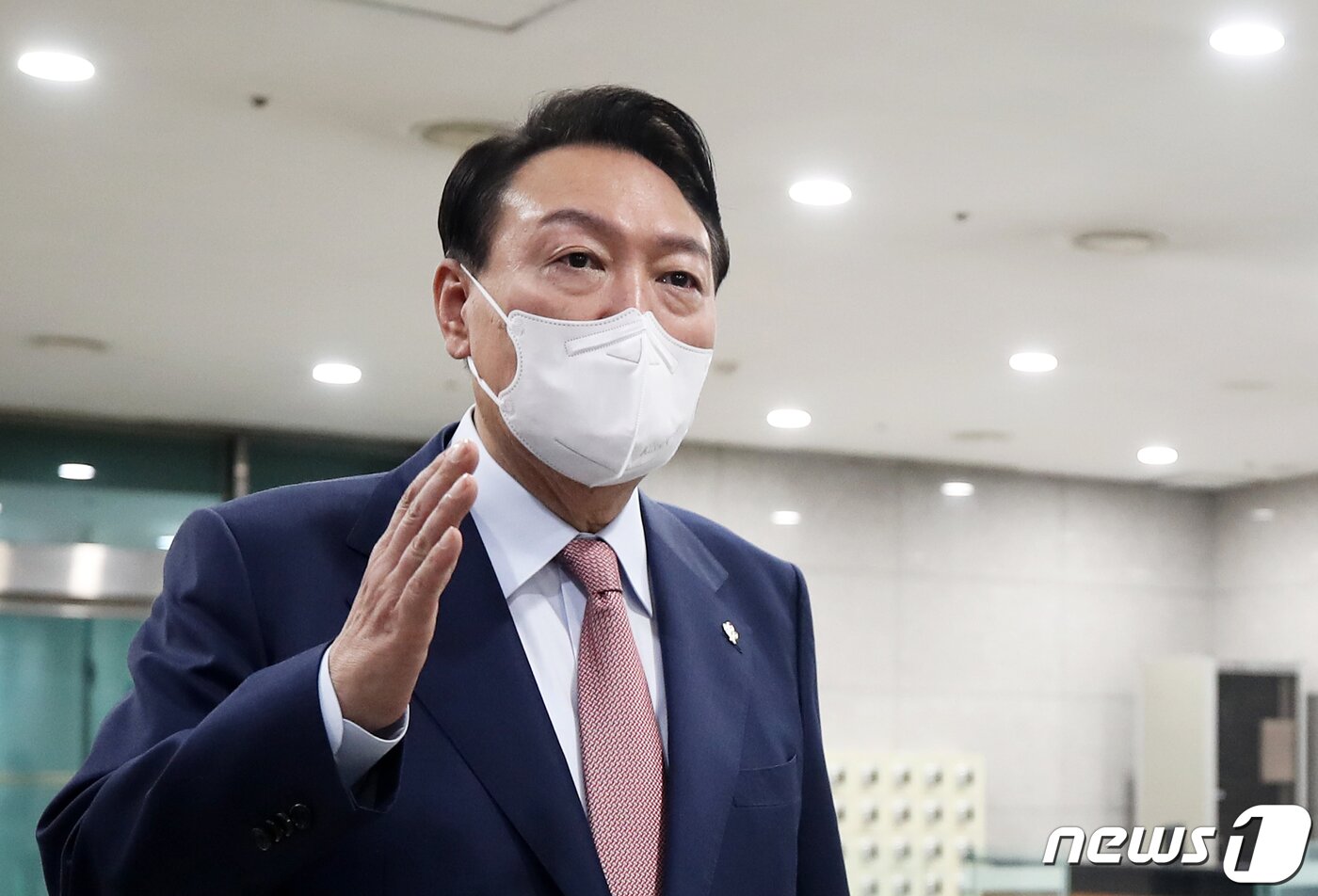 본문 이미지 - 윤석열 대통령이 9일 용산 대통령실 청사로 출근하며 취재진의 질문에 답하고 있다.ⓒ News1 오대일 기자