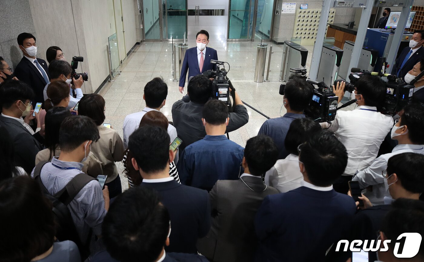 본문 이미지 - 윤석열 대통령이 9일 용산 대통령실 청사로 출근하며 취재진의 질문에 답하고 있다. 대통령실사진기자단 2022.6.9/뉴스1 ⓒ News1 오대일 기자