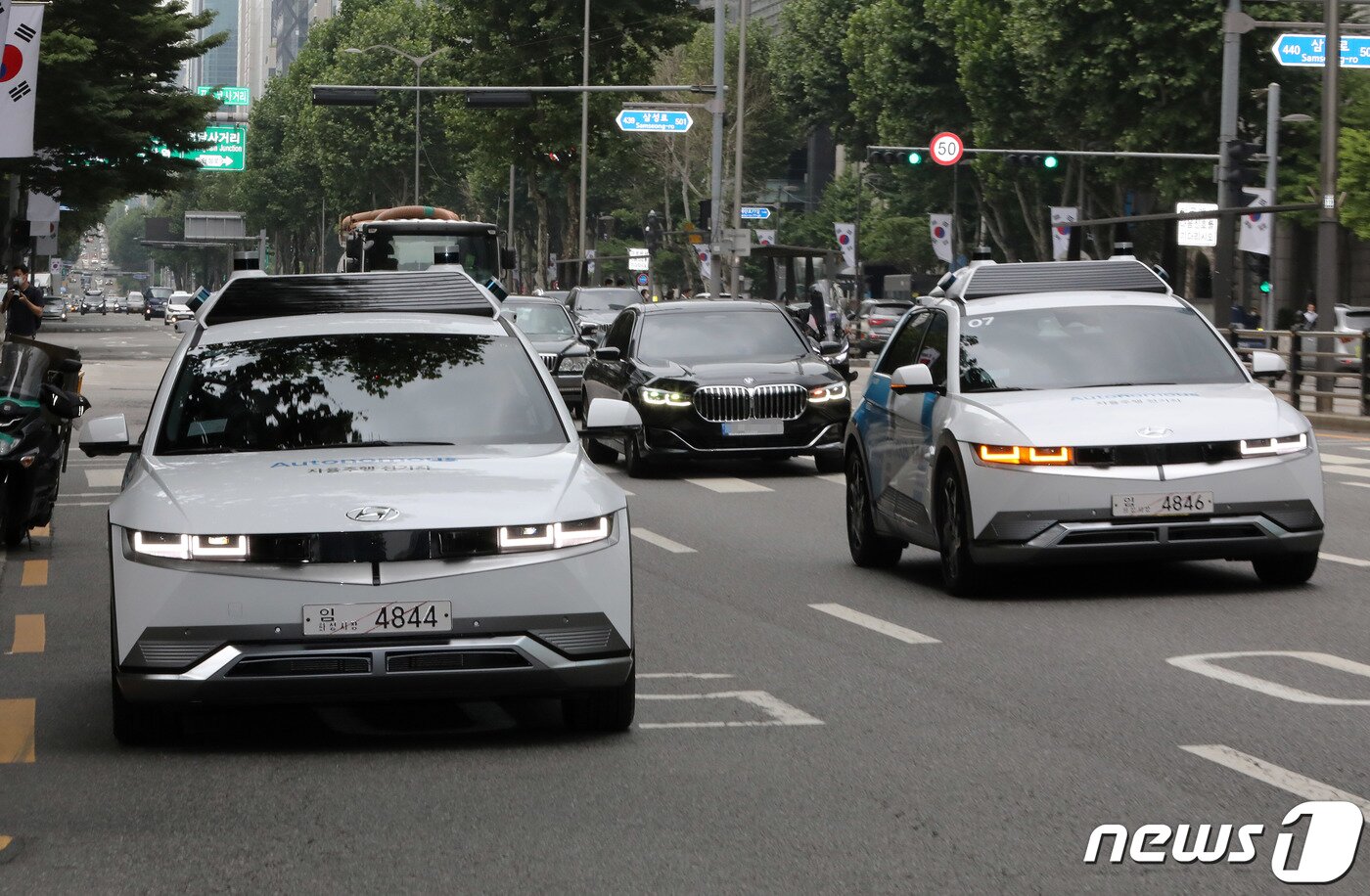 본문 이미지 - 9일 오전 원희룡 국토교통부 장관과 오세훈 서울시장이 탑승한 현대자동차의 자율주행 전기차 로보라이드가 서울 강남구 테헤란로에서 시범운행을 하고 있다. 2022.6.9/뉴스1 ⓒ News1 박세연 기자