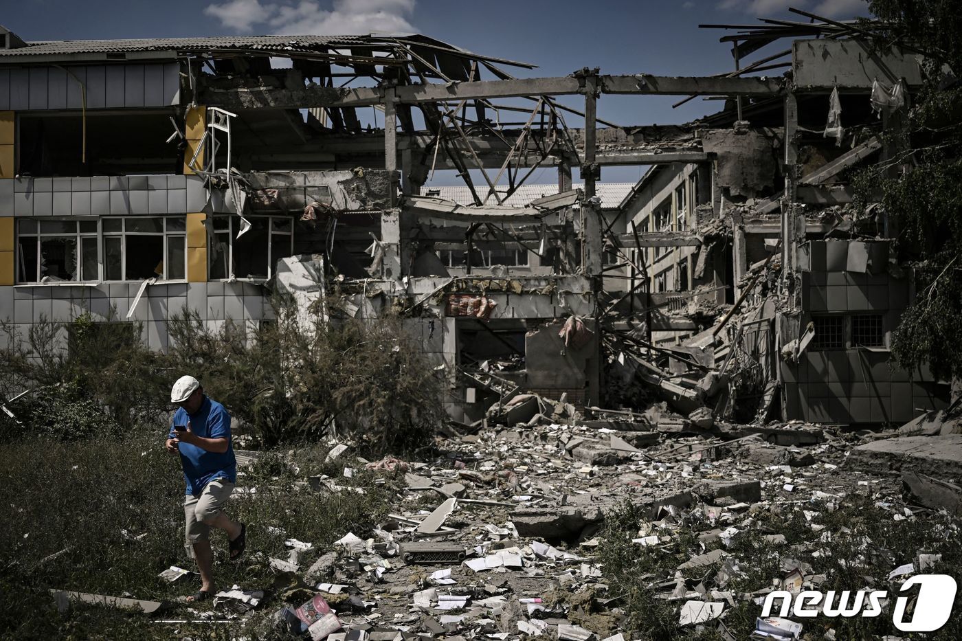 본문 이미지 - 8일(현지시간) 우크라이나 돈바스 바크무트에서 러시아 군의 포격을 받아폐허가 된 학교의 모습이 보인다. ⓒ AFP=뉴스1 ⓒ News1 우동명 기자