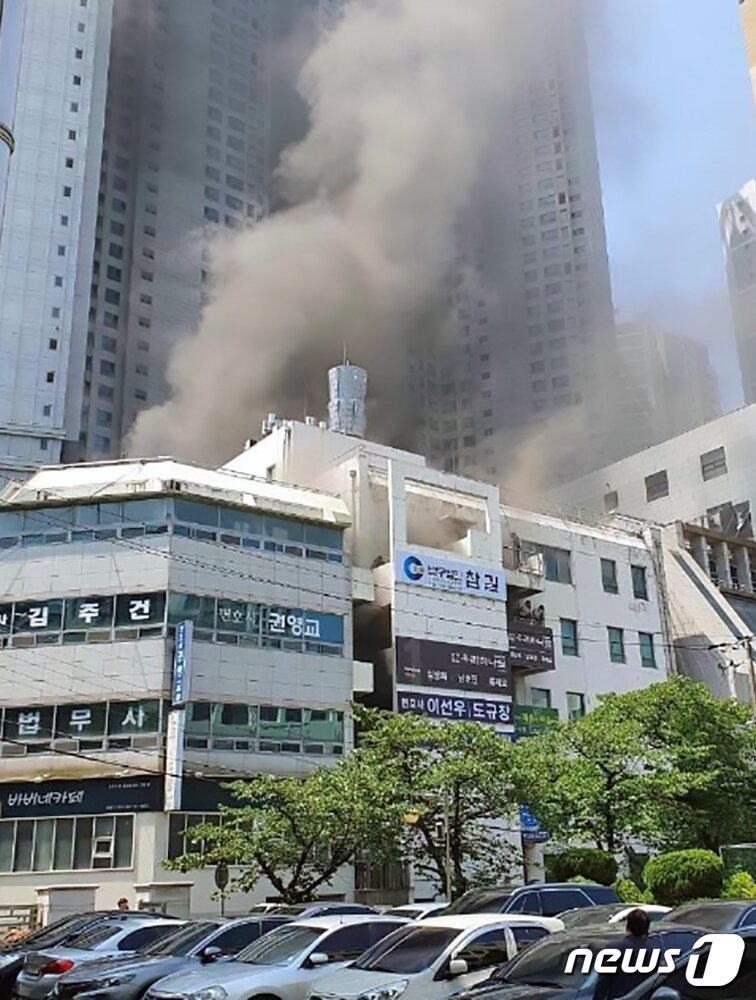 본문 이미지 - 9일 오전 10시55분쯤 대구 수성구 범어동 대구지법 인근에 있는 7층 건물에서 폭발과 함께 불이 났다. 소방당국에 따르면 이날 불로 입주자 7명이 숨졌다.(SNS갈무리)2022.6.9/뉴스1 ⓒ News1 이성덕 기자