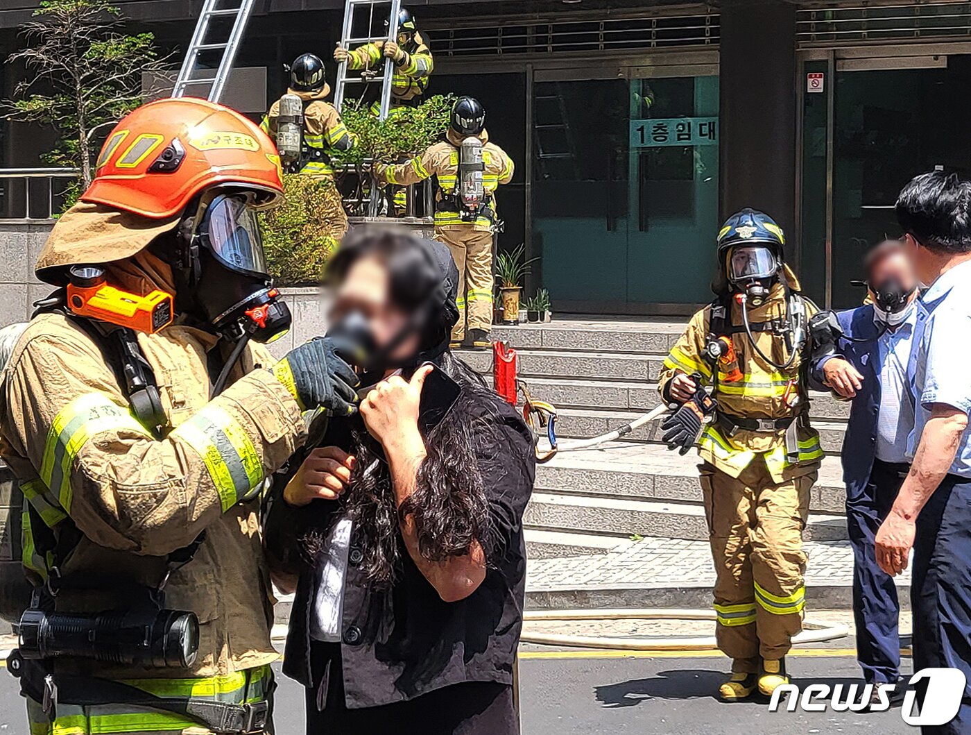 본문 이미지 - 9일 오전 10시55분쯤 대구 수성구 범어동 대구지방법원 인근 7층짜리 빌딩 2층에서 방화로 인한 불이 나 7명이 숨지고 40여 명이 다치는 등 다수의 인명피해가 발생했다. 화재 직후 현장에 출동한 소방관들이 시민들을 구조하고 있다. (독자 제공) 2022.6.9/뉴스1 ⓒ News1 공정식 기자