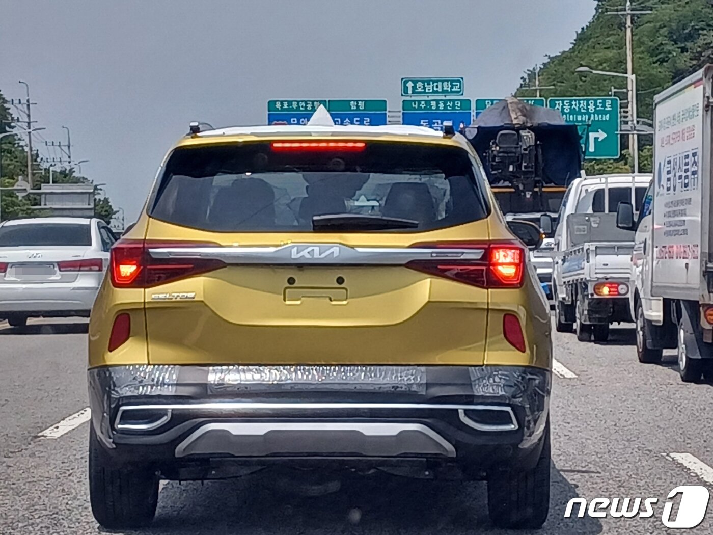 본문 이미지 - 9일 오전 광주 도심에 번호판을 달지 않은 차량들이 도로를 달리고 있다. 민주노총 화물연대 총파업으로 기아 오토랜드 광주공장은 임시운행허가증을 발급받아 직원들이 직접 차량을 출하장으로 옮기고 있다. 2022.6.9/뉴스1 ⓒ News1 박영래 기자