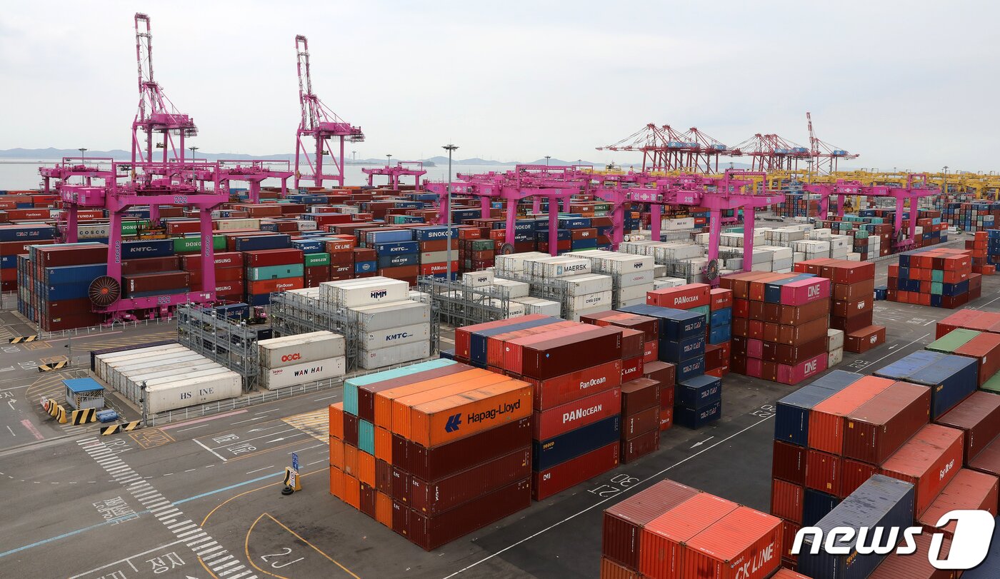 본문 이미지 - 화물연대 16개 지역본부가 총파업에 돌입한 지 사흘째인 9일 오전 인천시 연수구 송도국제도시 인천신항에 컨테이너가 쌓여있다. 2022.6.9/뉴스1 ⓒ News1 김진환 기자