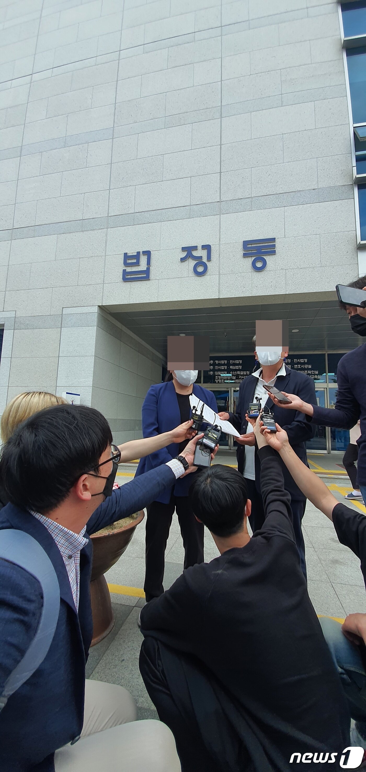 본문 이미지 - '충북 청주 성폭행 피해 여중생 투신 사건' 피해자 유족이 항소심 선고일인 9일 청주지법 앞에서 기자회견을 하고 있다. 유족은 이날 "재판부 판단을 존중한다"고 밝혔다.2022.6.9/ⓒ 뉴스1 조준영 기자