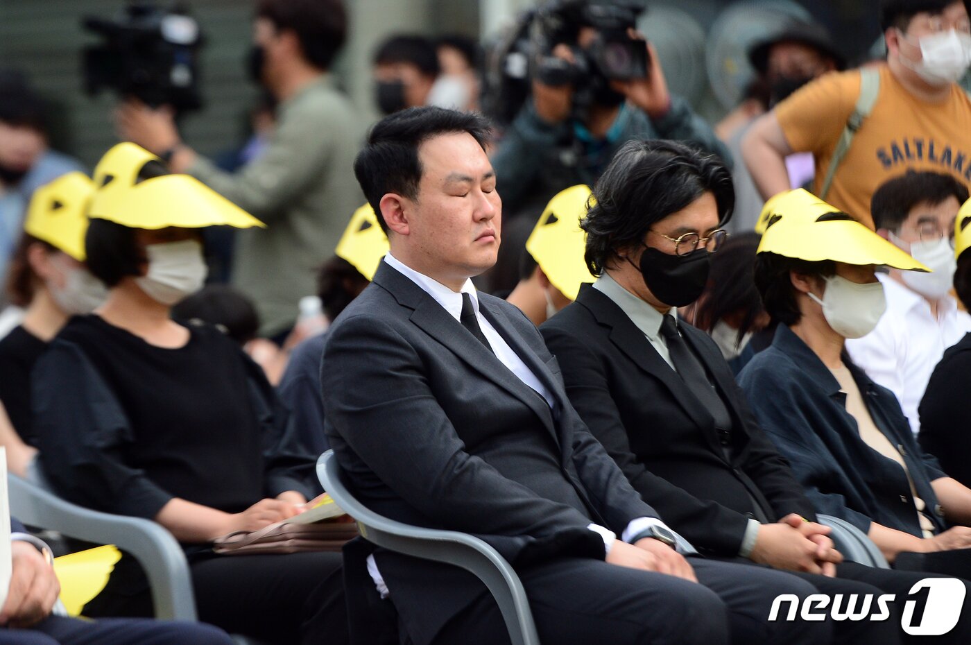 본문 이미지 - 광주 '학동 참사' 1주기인 지난해 6월9일 오후 광주 동구 증심사입구역 인근 사고 현장에서 추모식이 열린 가운데 이진의 학동참사 유족 대표가 눈을 감고 있다. 지난해 6월9일 광주 동구 학동 재개발 지역에서 철거공사 중이던 5층 건물이 무너져 내려 정차한 54번 버스가 매몰, 탑승객 17명 중 9명이 숨졌다. 2022.6.9/뉴스1 DB