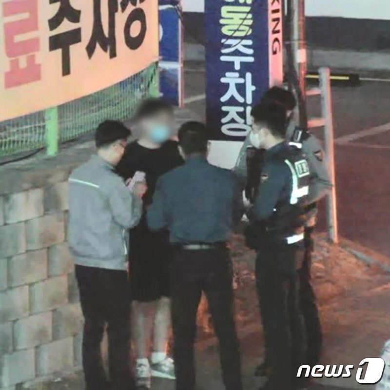 본문 이미지 - CCTV 관제센터 직원의 신고로 10여분 만에 붙잡힌 절도범.(강원경찰청 제공) 2022.6.9/뉴스1