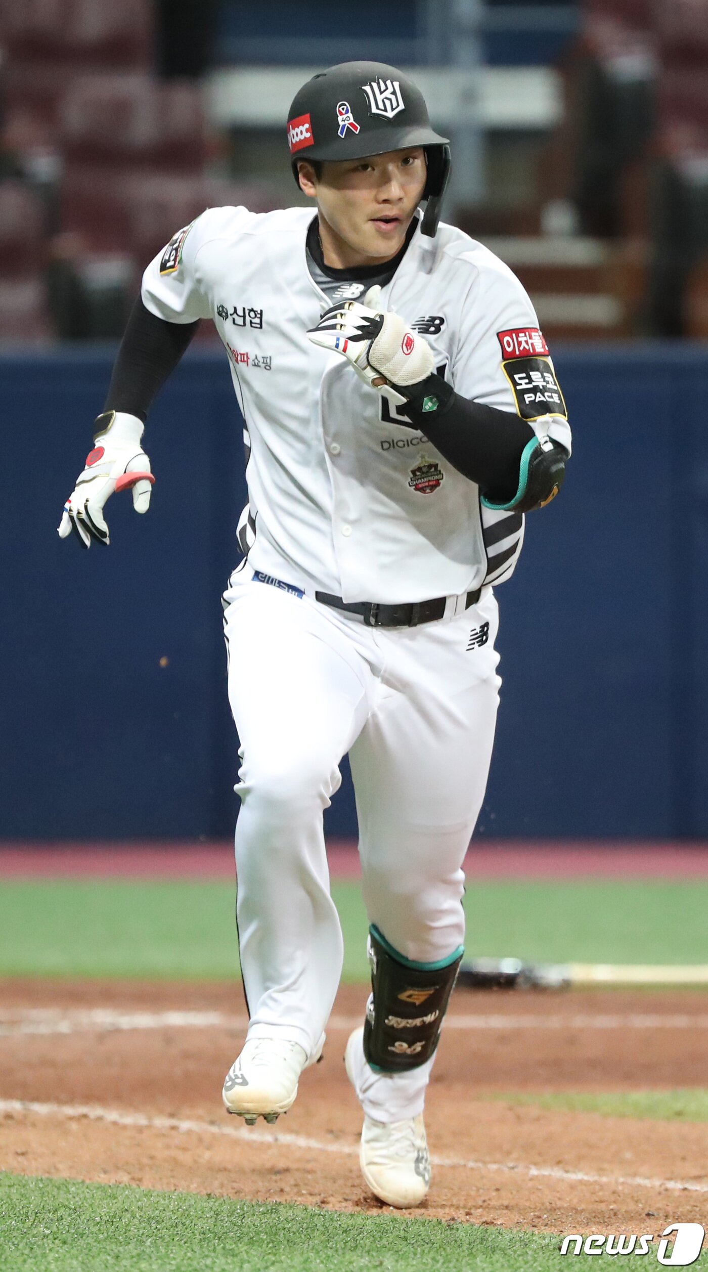 본문 이미지 - 9일 서울 구로구 고척스카이돔에서 열린 프로야구 '2022 신한은행 SOL KBO리그' kt위즈와 키움 히어로즈의 경기, 9회초 무사상황 kt 장준원이 홈런을 치고 그라운드를 돌고 있다. 2022.6.9 ⓒ 뉴스1 이성철 기자