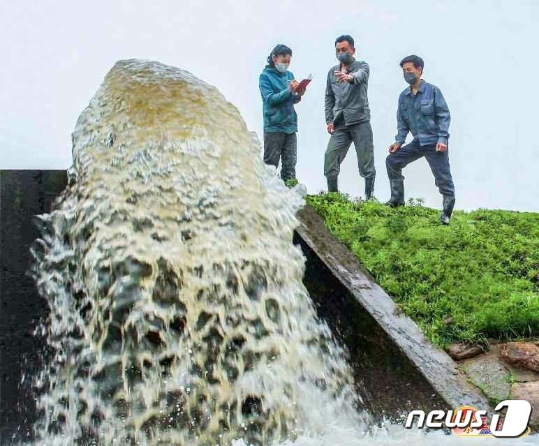 &#40;평양 노동신문=뉴스1&#41; = 북한이 장마철을 맞아 홍수 피해를 예방하는데 총력을 기울이고 있다. [국내에서만 사용가능. 재배포 금지. DB 금지. For Use Only in the Republic of Korea. Redistribution Prohibited] rodongphoto@news1.kr