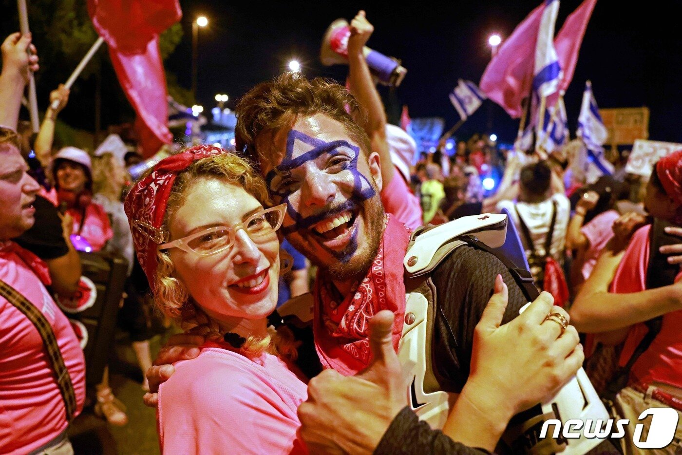 본문 이미지 - 이스라엘 시위대가 지난해 6월13일(현지시간) 예루살렘 크네세트(의회) 투표 중 크네세트 앞에서 열린 집회에서 새 연립 정부를 승인하는 투표가 통과된 것을 축하하고 있다. 21.06.13 ⓒ AFP=뉴스1 ⓒ News1 김예슬 기자