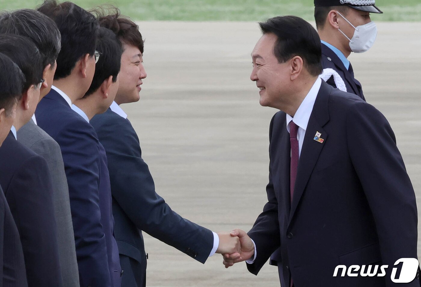 본문 이미지 - 윤석열 대통령이 3박5일 동안 스페인 마드리드에서 열린 나토(NATO·북대서양조약기구) 정상회의 첫 순방을 마치고 김건희 여사와 1일 경기 성남 서울공항에 도착해 마중나온 이준석 국민의힘 대표와 악수하고 있다. (대통령실사진기자단) 2022.7.1/뉴스1 ⓒ News1 안은나 기자