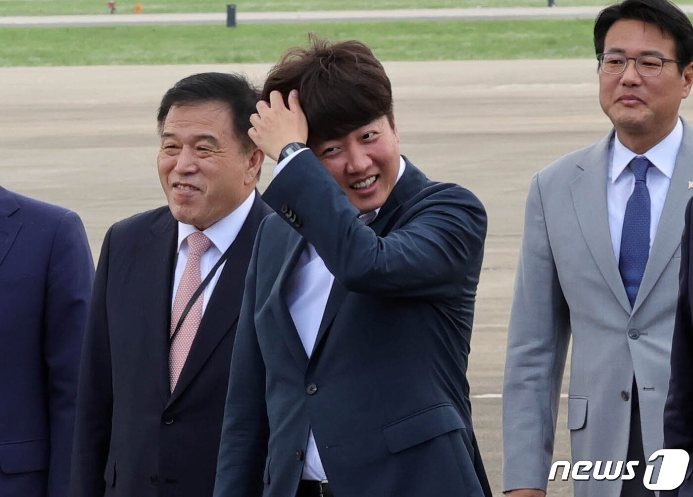 본문 이미지 - 윤석열 대통령과 김건희 여사가 3박5일 동안 스페인 마드리드에서 열린 나토(NATO·북대서양조약기구) 정상회의 첫 순방을 마치고 1일 경기 성남 서울공항에 도착한 가운데 영접 인사들이 차량을 배웅하고 있다. 왼쪽부터 이상민 행정안전부 장관, 송언석 국민의힘 원내수석부대표, 성일종 정책위의장, 이진복 정무수석, 이준석 국민의힘 대표, 김태효 국가안보실 1차장, 박진 외교부 장관. (대통령실사진기자단) 2022.7.1/뉴스1 ⓒ News1 안은나 기자