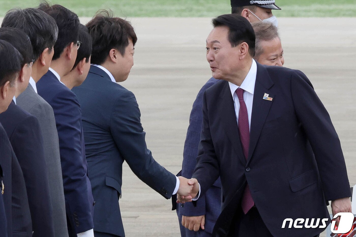 본문 이미지 - 윤석열 대통령이 3박5일 동안 스페인 마드리드에서 열린 나토(NATO·북대서양조약기구) 정상회의 첫 순방을 마치고 김건희 여사와 1일 경기 성남 서울공항에 도착해 마중나온 이준석 국민의힘 대표와 악수하고 있다. (대통령실사진기자단) 2022.7.1/뉴스1 ⓒ News1 안은나 기자