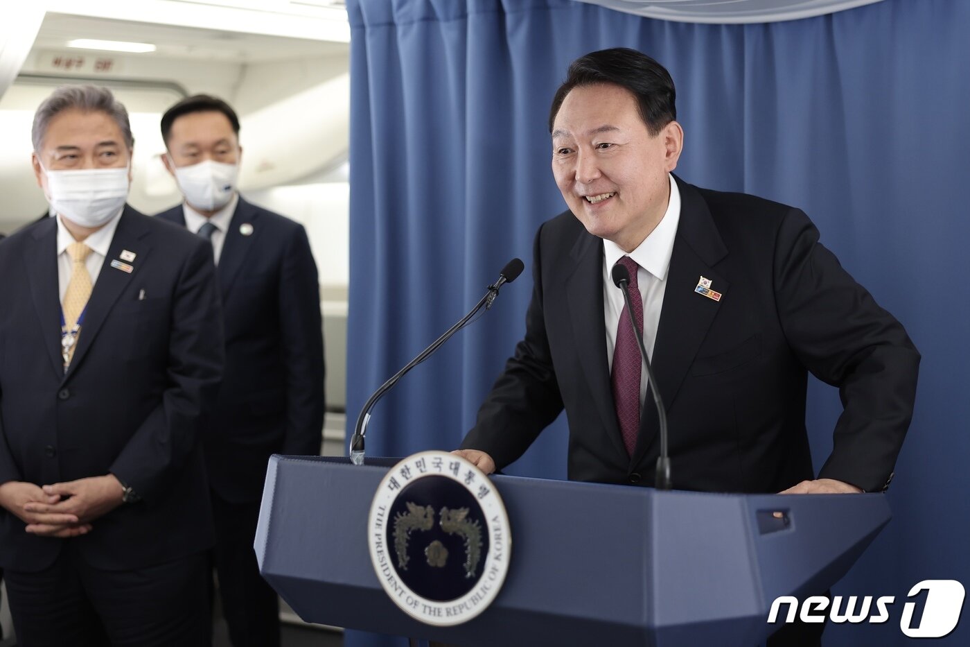 본문 이미지 - 윤석열 대통령이 30일 오후(현지시간) 스페인 마드리드에서 성남 서울공항으로 돌아오는 공군 1호기 기내에서 기자 간담회를 진행하고 있다. (대통령실사진기자단) 2022.7.1/뉴스1 ⓒ News1 오대일 기자