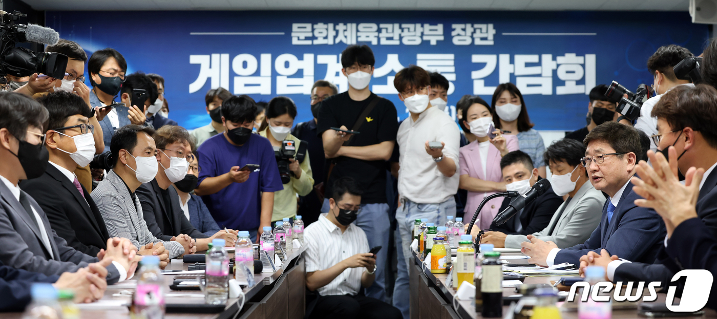 (서울=뉴스1) 김명섭 기자 = 박보균 문화체육관광부 장관이 1일 서울 강남구 한국게임산업협회 회의실에서 게임업계 관계자들을 만나 감담회를 갖고 규제혁신 및 향후 산업발전 방안에 …