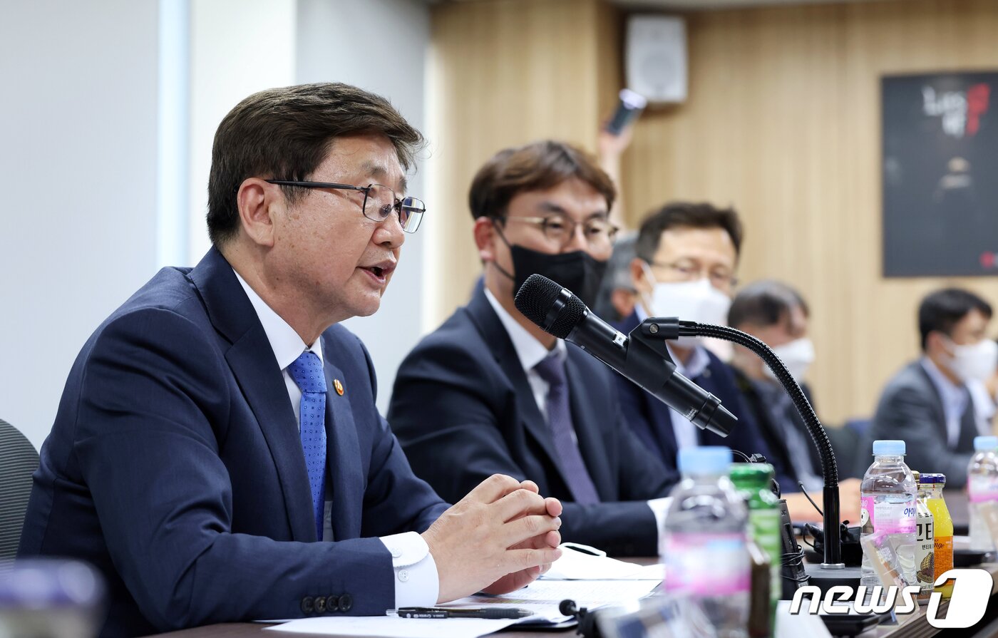 본문 이미지 - 박보균 문화체육관광부 장관이 1일 서울 강남구 한국게임산업협회 회의실에서 게임업계 관계자들을 만나 감담회를 갖고 규제혁신 및 향후 산업발전 방안에 대한 논의를 하고 있다. (문화체육관광부 제공) 2022.7.1/뉴스1 ⓒ News1 김명섭 기자