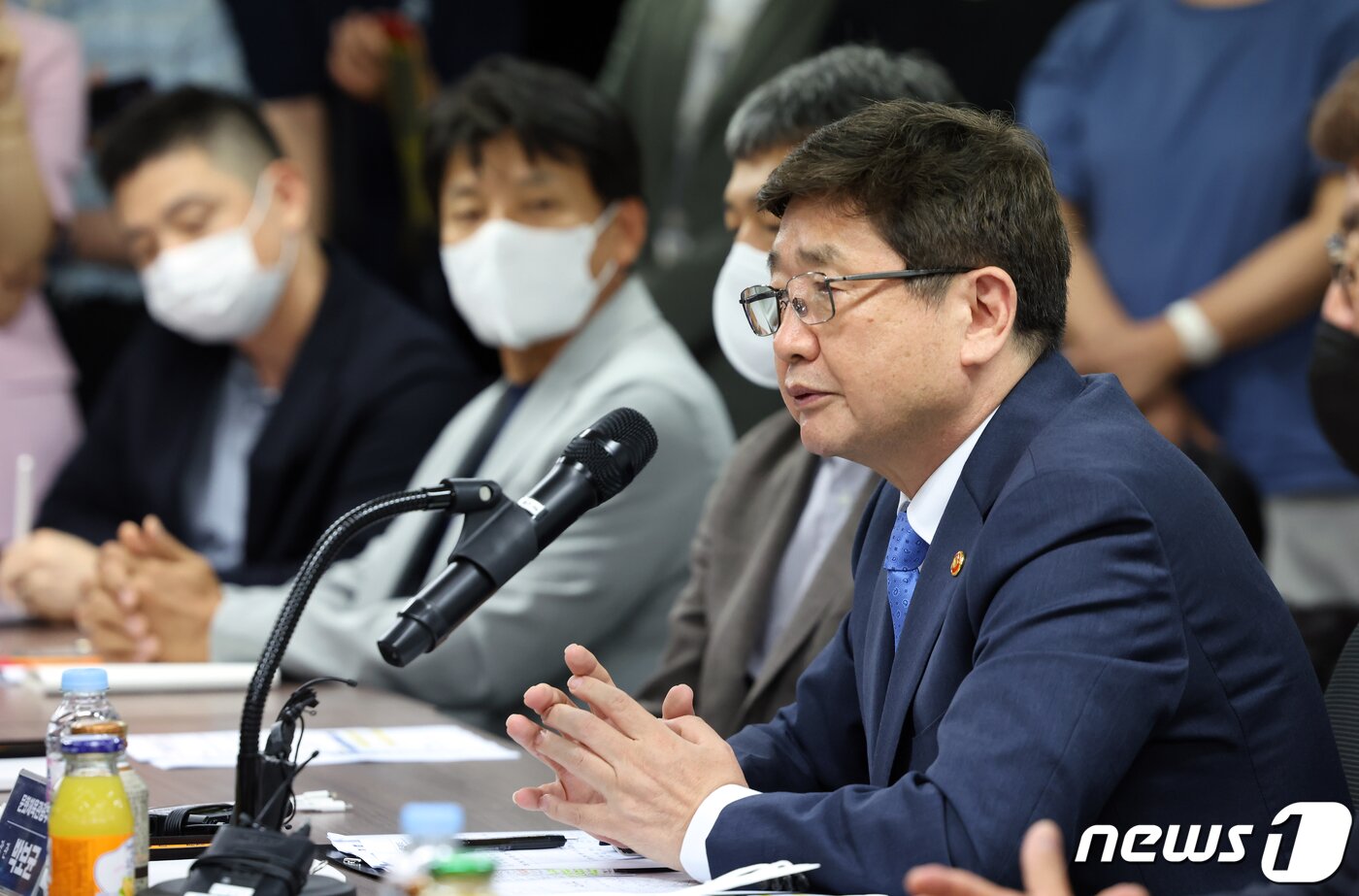 본문 이미지 - 박보균 문화체육관광부 장관이 1일 서울 강남구 한국게임산업협회 회의실에서 게임업계 관계자들을 만나 감담회를 갖고 규제혁신 및 향후 산업발전 방안에 대한 논의를 하고 있다. (문화체육관광부 제공) 2022.7.1/뉴스1 ⓒ News1 김명섭 기자
