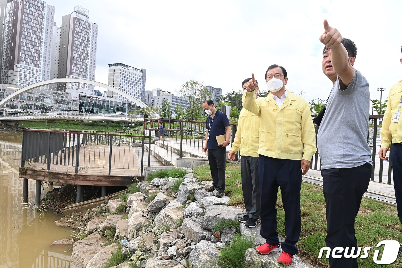 본문 이미지 - 이현재 시장이 수해현장을 살펴보고 있다.(하남시 제공) ⓒ News1  