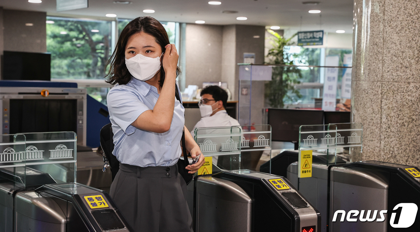 (서울=뉴스1) 유승관 기자 = 박지현 전 더불어민주당 비상대책위원장이 1일 서울 여의도 국회 의원회관에서 열린 그린벨트(민주당 청년 정치인 연대) 결과 공유 파티 '용감한 여정' …