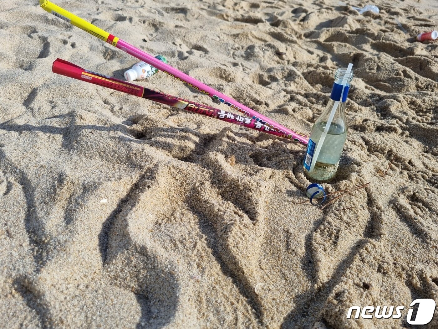 본문 이미지 - 1일 오전 강원 경포해변 백사장에 폭죽잔해와 술병이 널브러져 있다. 2022.7.1/뉴스1 윤왕근 기자
