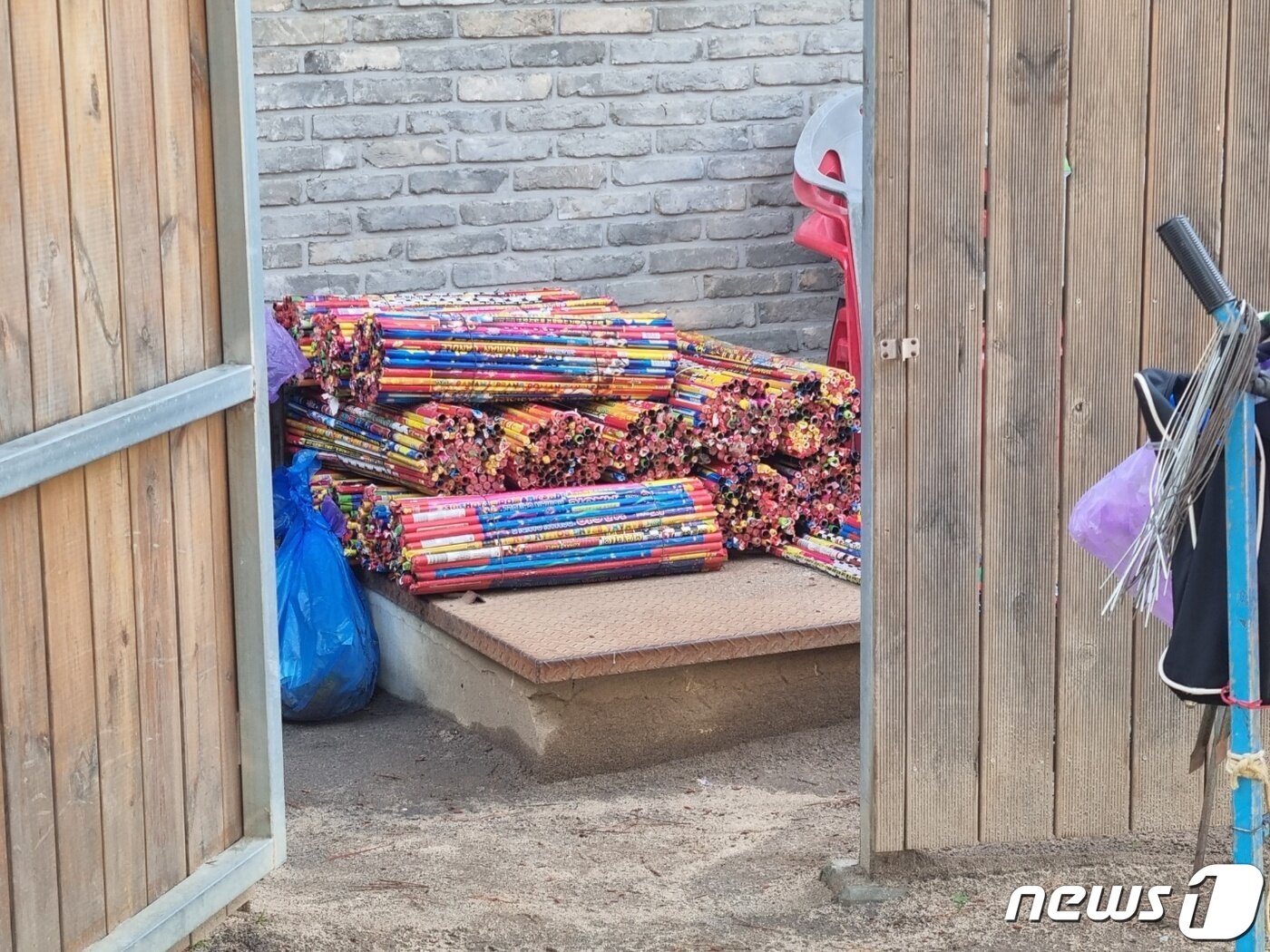 본문 이미지 - 1일 오전 강원 강릉 경포해변 미화 창고에 폭죽잔해가 마치 장작처럼 쌓여있다. 2022.7.1/뉴스1 윤왕근 기자