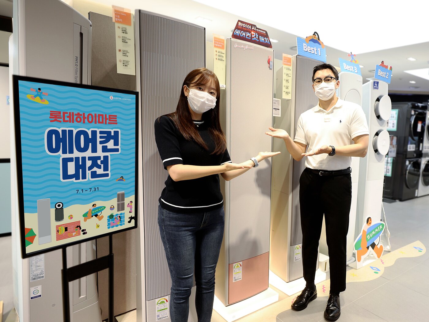 본문 이미지 - 지난달 30일 롯데하이마트 대치점에서 모델들이 7월 '에어컨 대전: 썸머 빅 매치' 행사를 소개하고 있다.(롯데하이마트 제공)ⓒ 뉴스1
